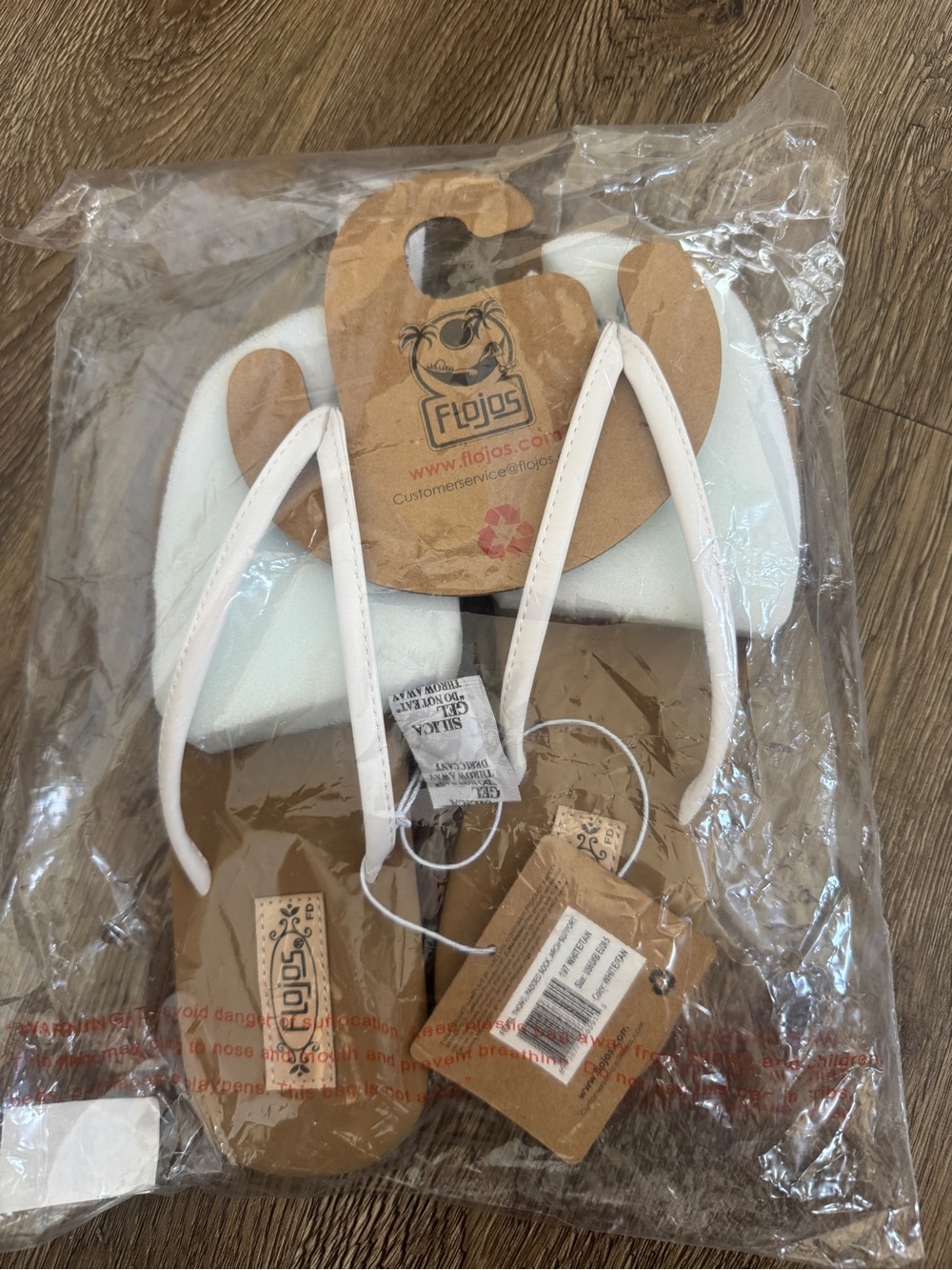 NWT: Flojos White Strap Brown Footbed Flip Flops - Picture 8 of 8